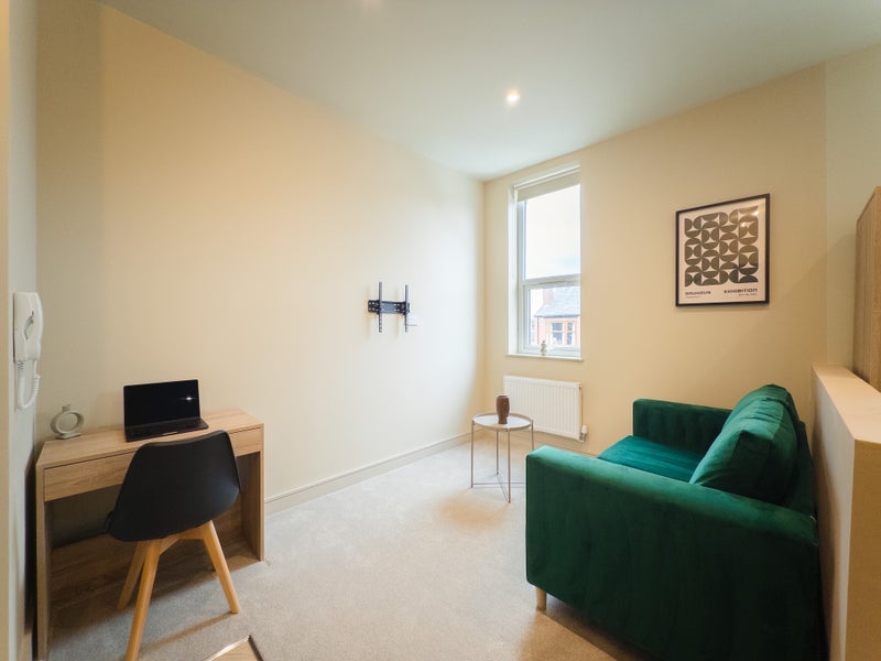 Room Cranbourne Road in Tameside