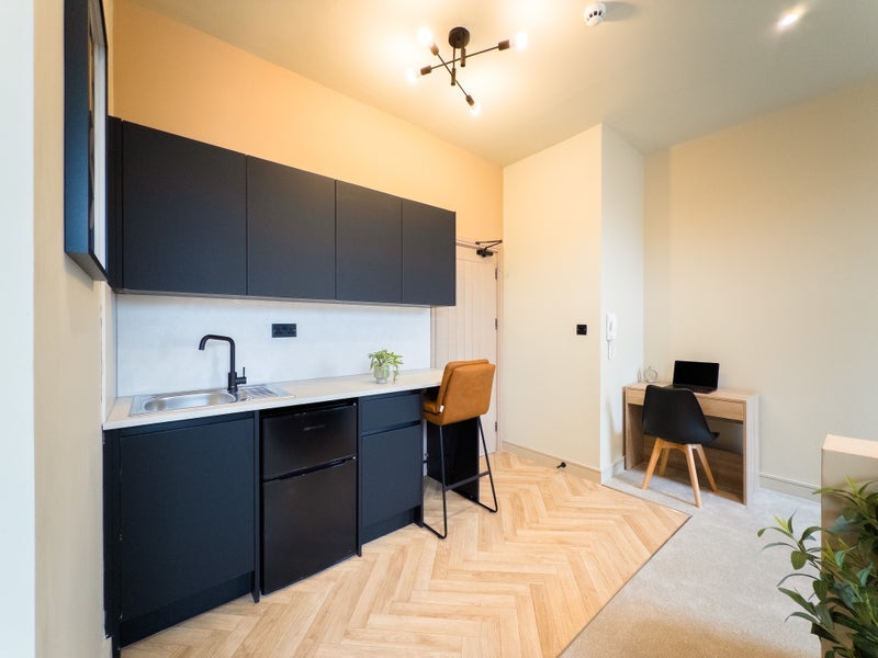 Room Cranbourne Road in Tameside