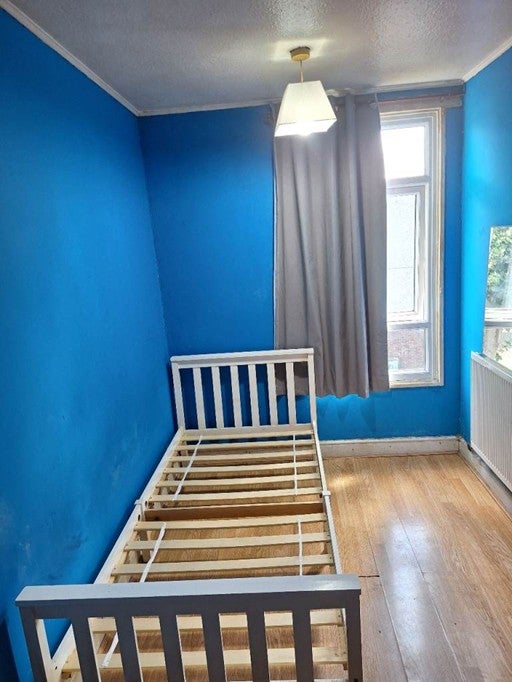 Room Mangold Way in London