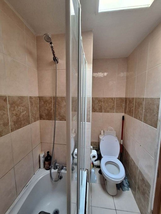 Room Mangold Way in London