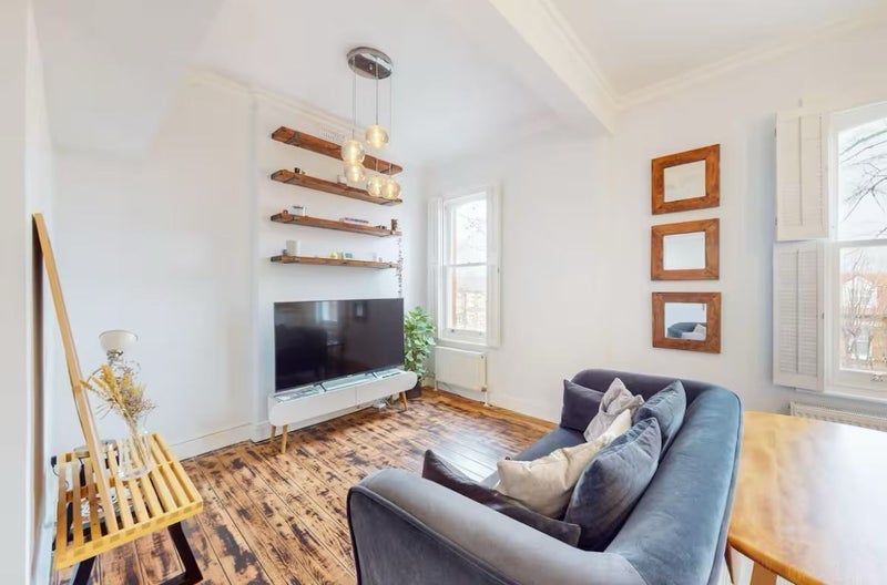 Flat Macaulay Road in Greater London