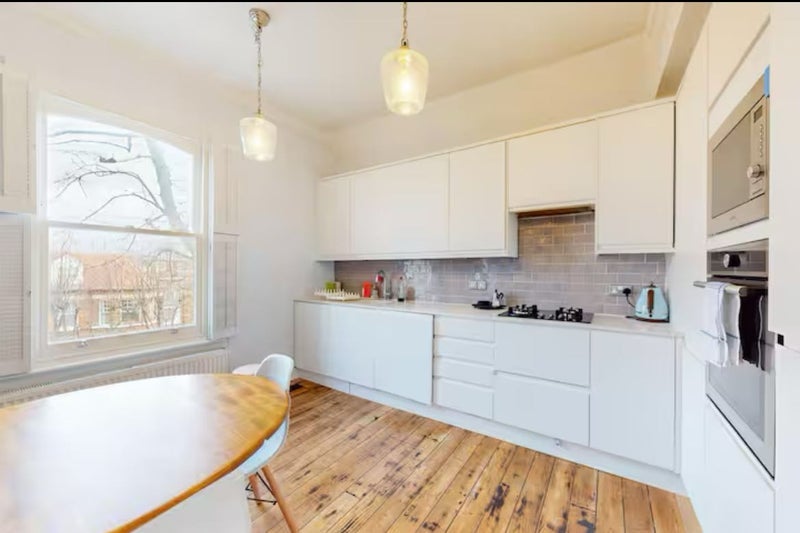 Flat Macaulay Road in Greater London