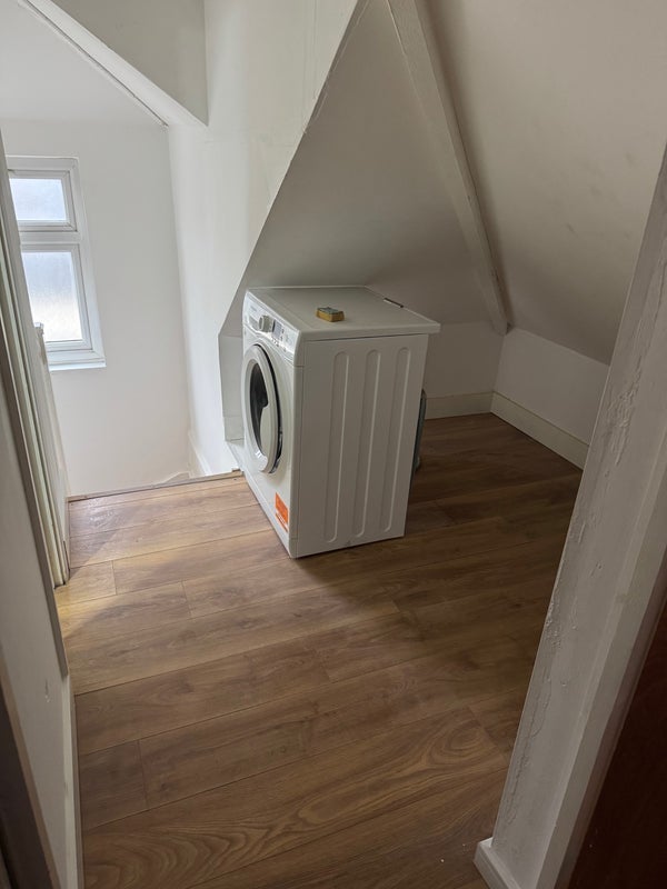 Room Stoke Poges Lane in Slough