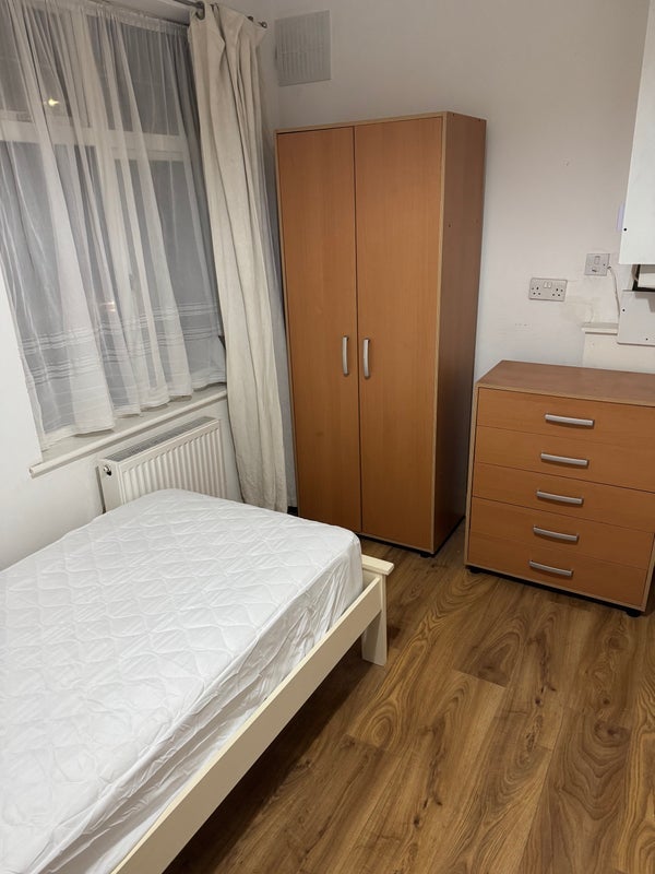 Room Stoke Poges Lane in Slough