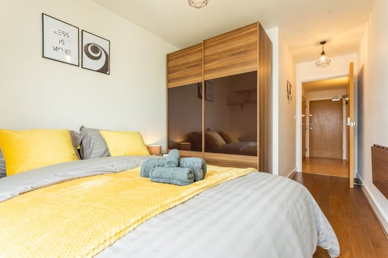 Flat Blackwall Way in Greater London