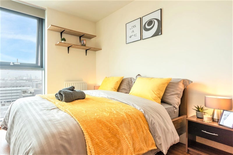 Flat Blackwall Way in Greater London