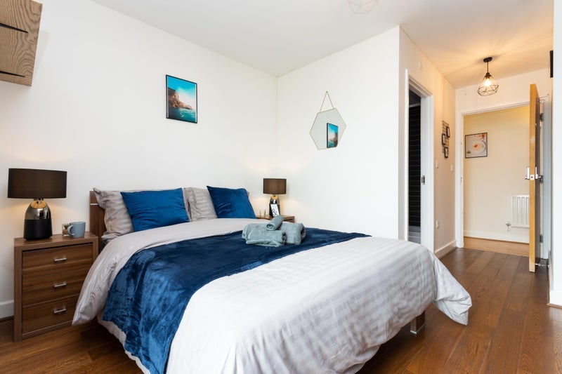Flat Blackwall Way in Greater London