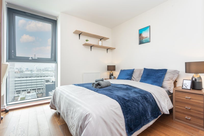 Flat Blackwall Way in Greater London