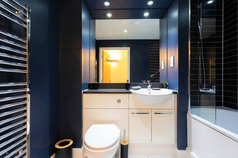 Flat Blackwall Way in Greater London