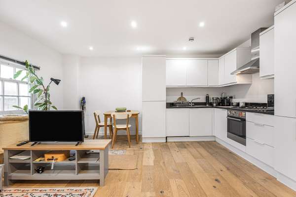 Flat Hertford Road in Greater London