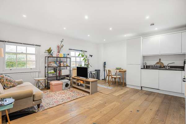 Flat Hertford Road in Greater London