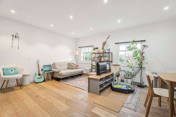 Flat Hertford Road in Greater London