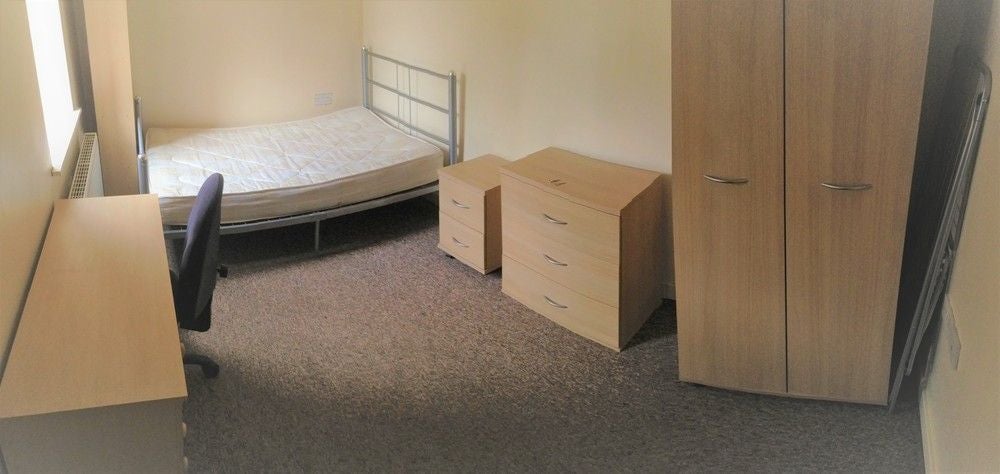Flat Birchfields Road in Manchester