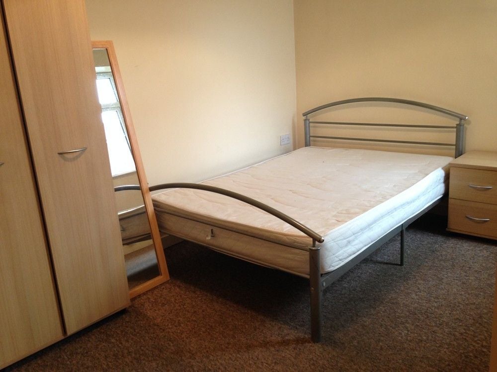 Flat Birchfields Road in Manchester