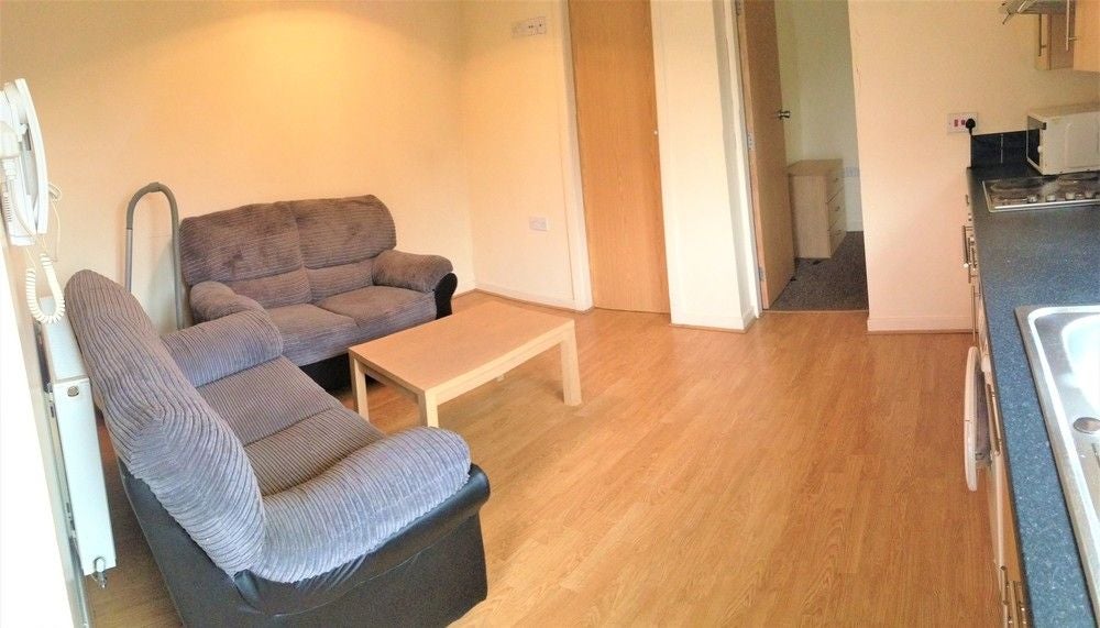 Flat Birchfields Road in Manchester