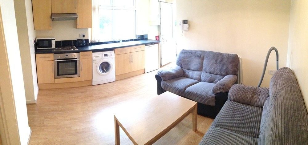 Flat Birchfields Road in Manchester