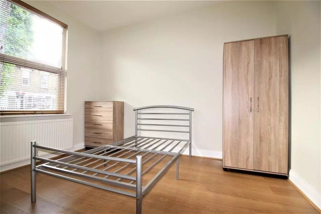 Flat Pott Street in Greater London