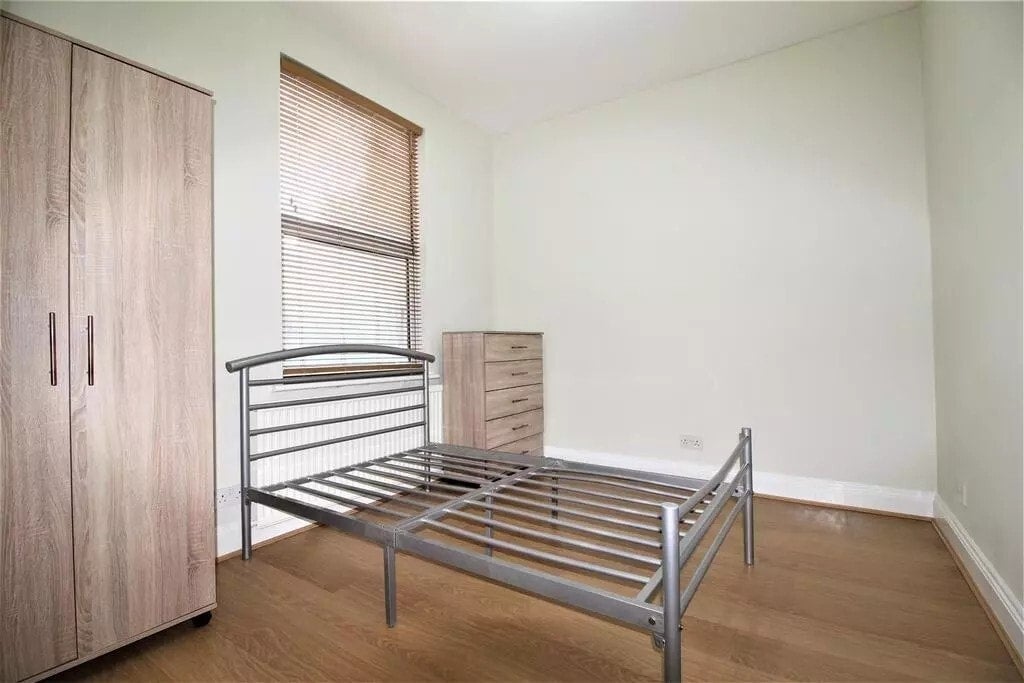 Flat Pott Street in Greater London