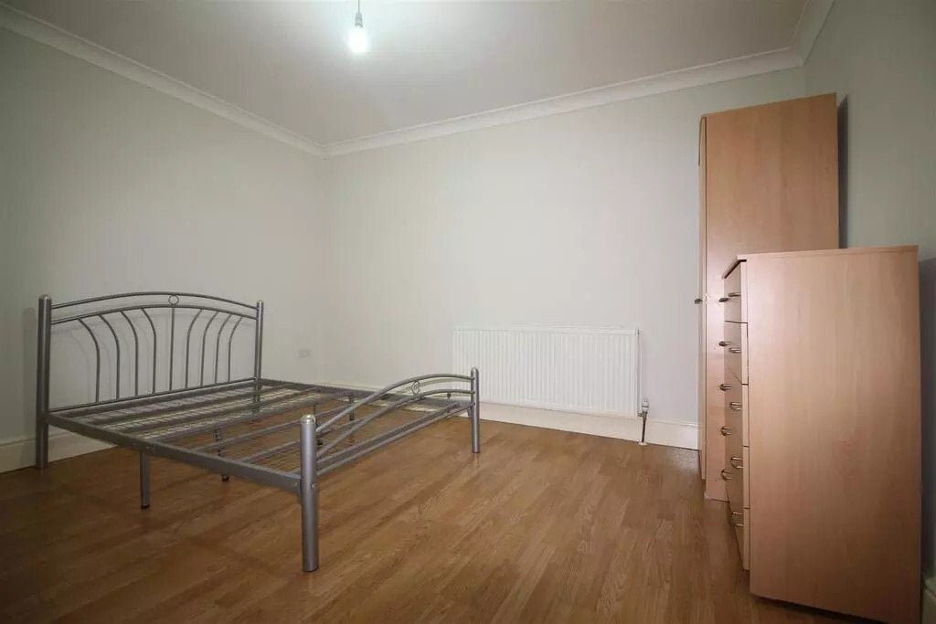 Flat Pott Street in Greater London