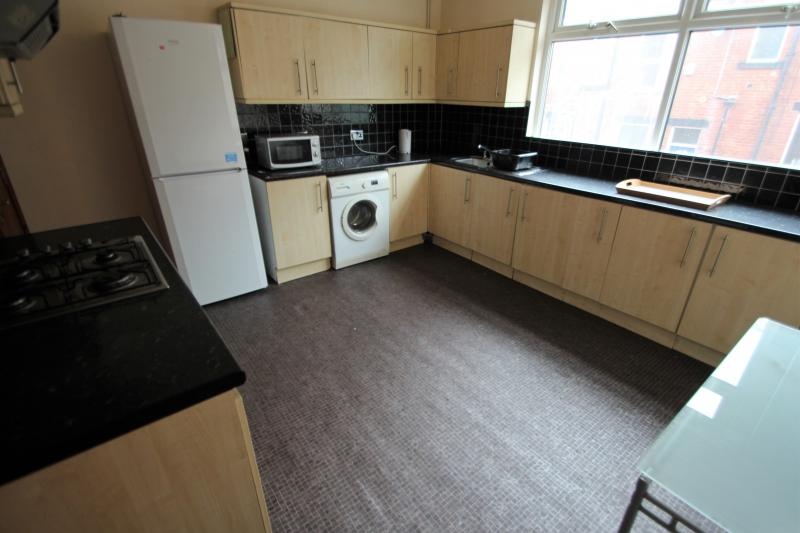 Flat Manor Drive in Leeds