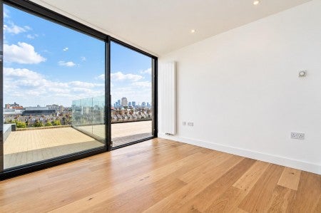 Flat Plumbers Row in Greater London
