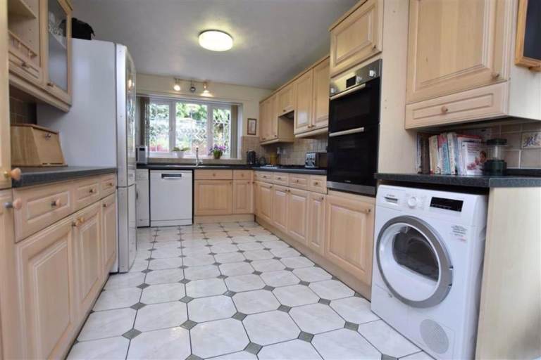 Room Peckham Road in Greater London