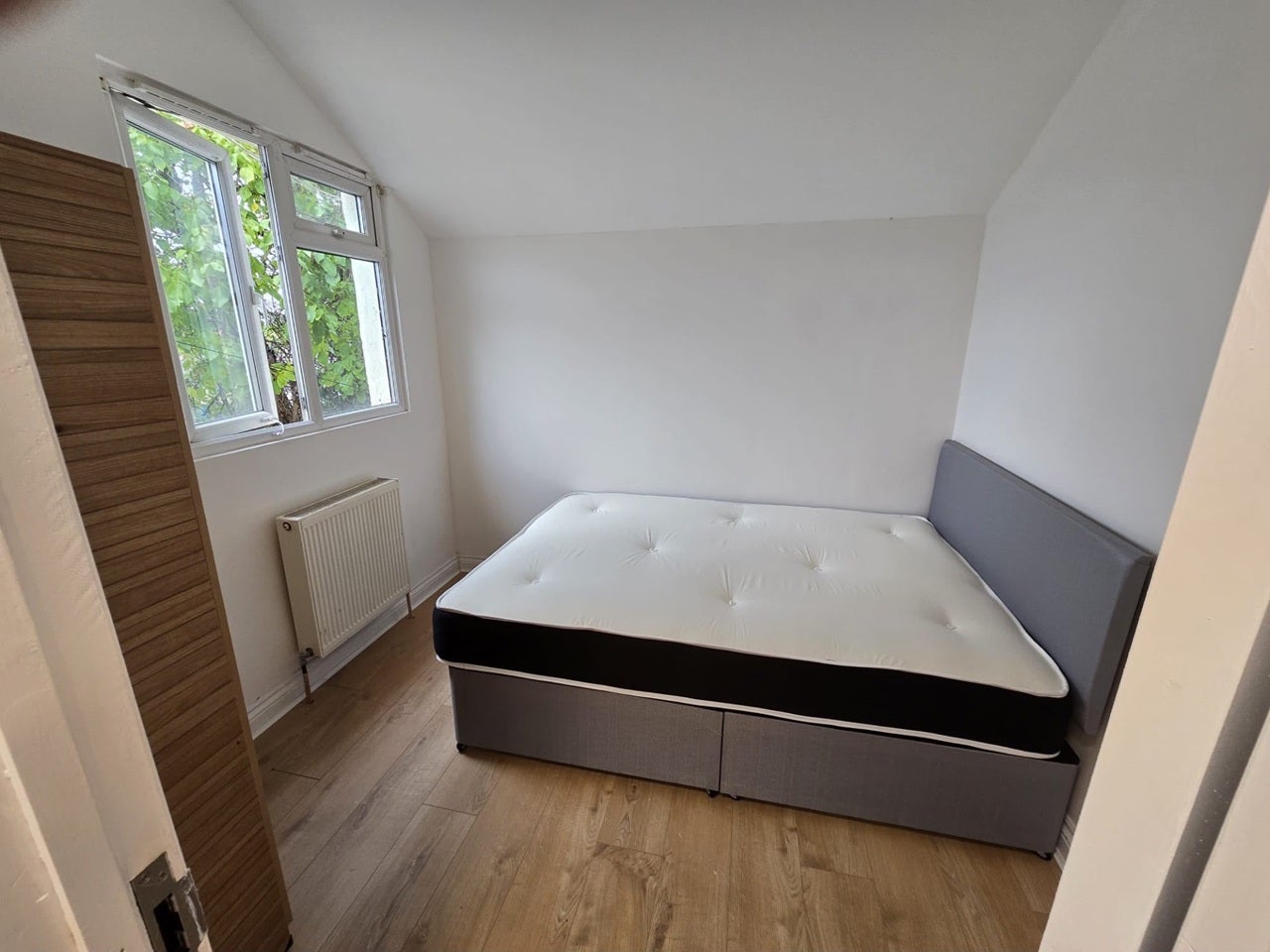 Room Hillier's Lane in Greater London