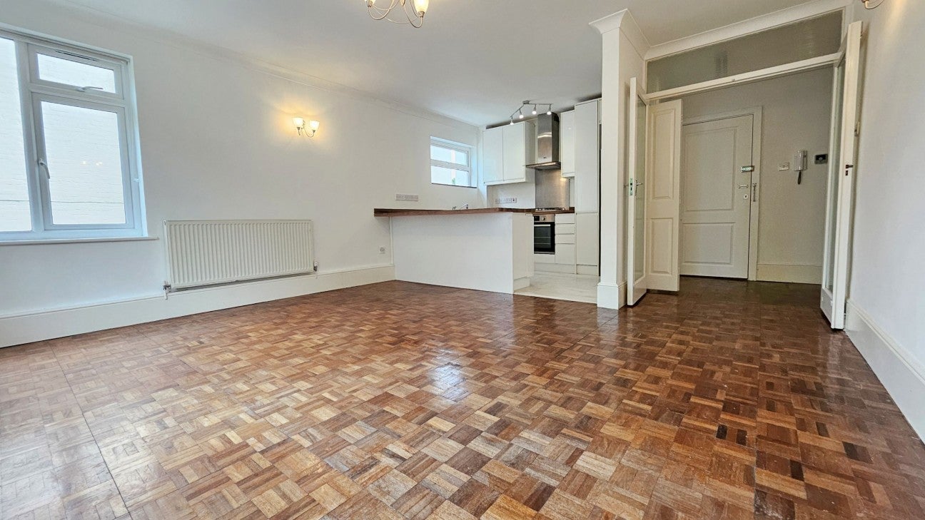 Flat Eaton Rise in Greater London