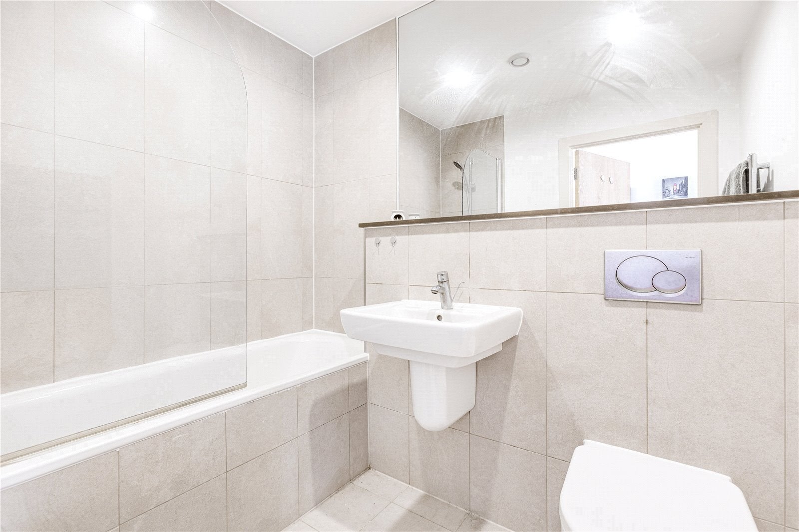 Flat Thorparch Road in Greater London