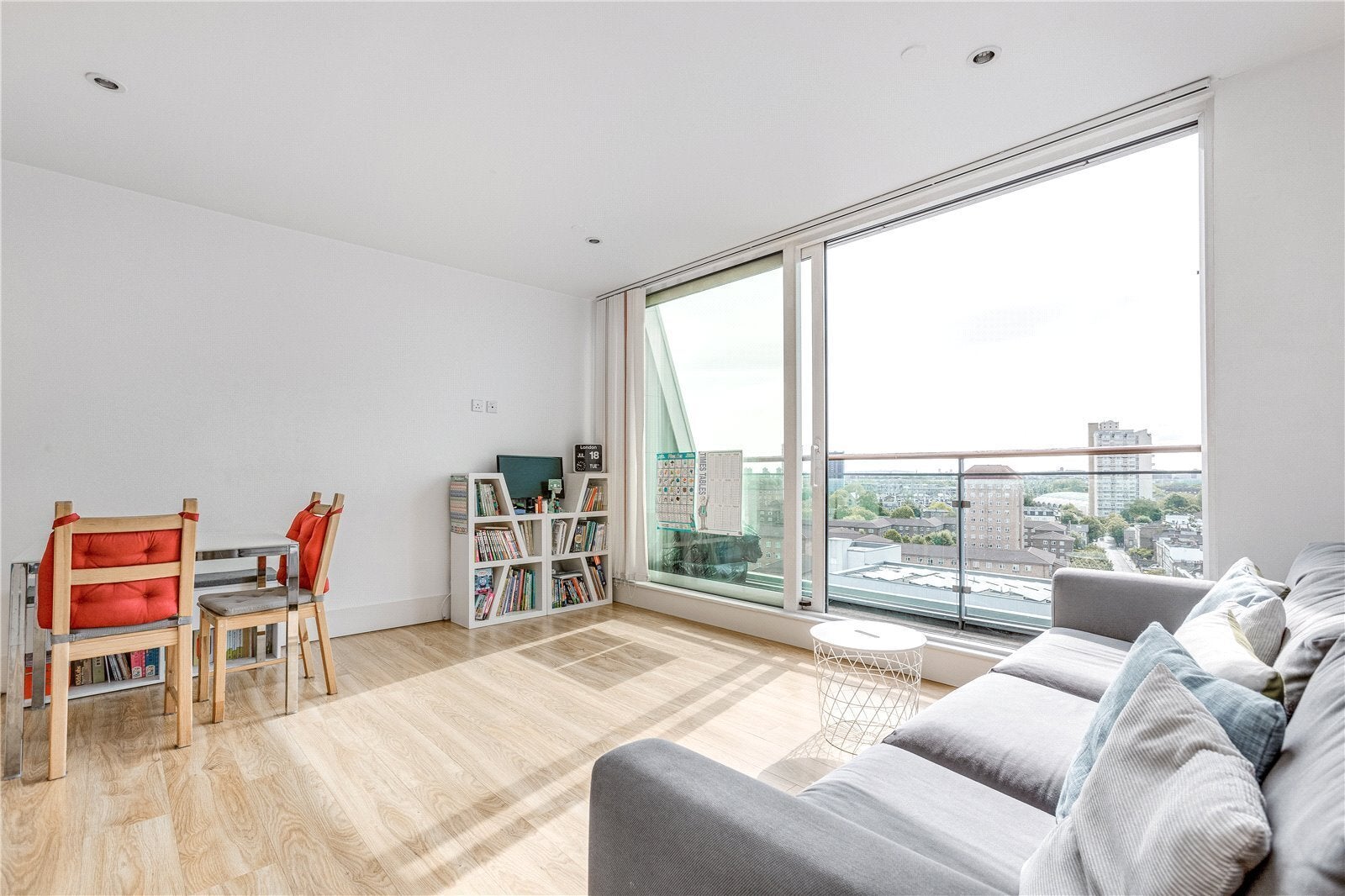 Flat Thorparch Road in Greater London