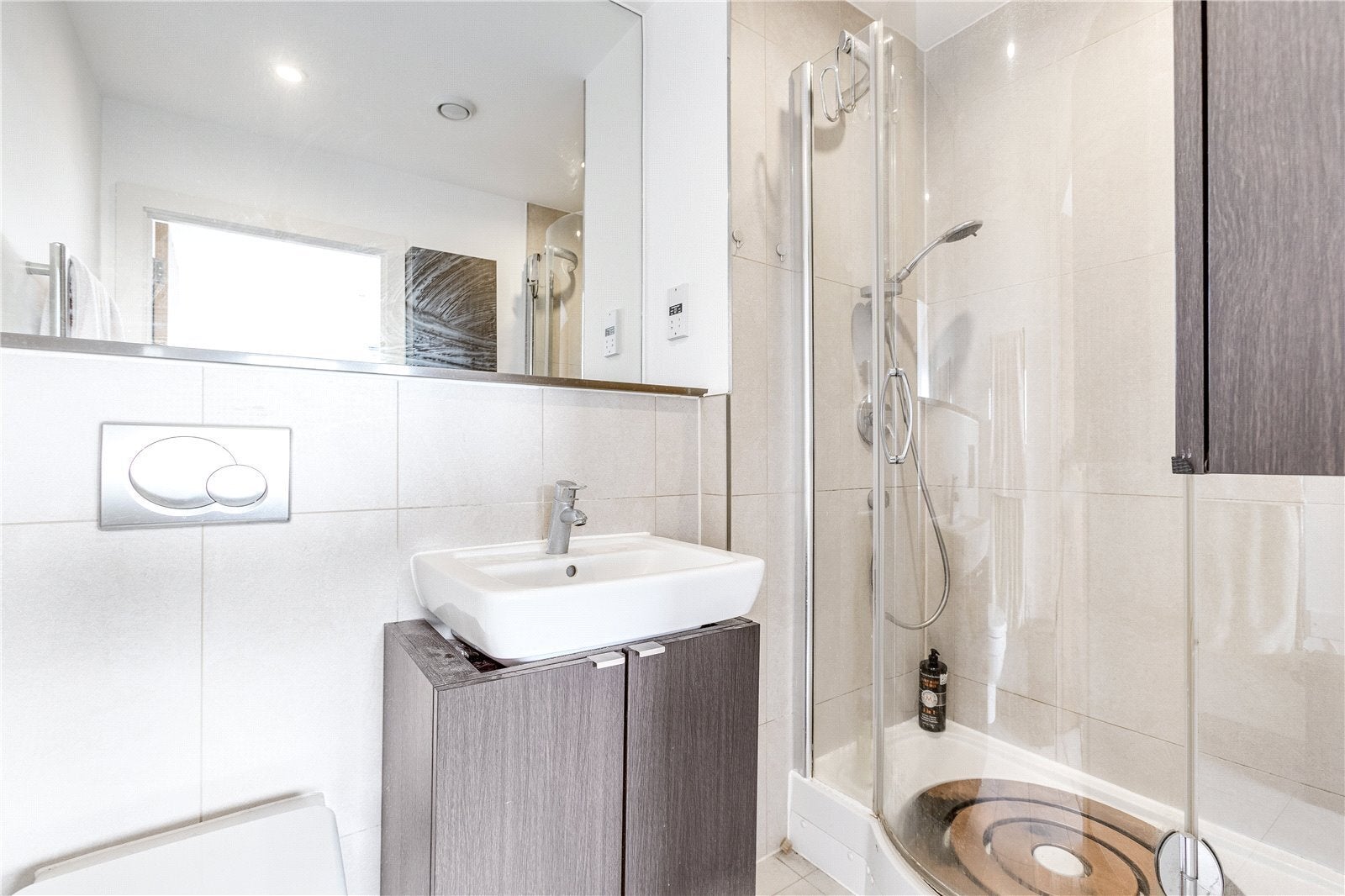 Flat Thorparch Road in Greater London