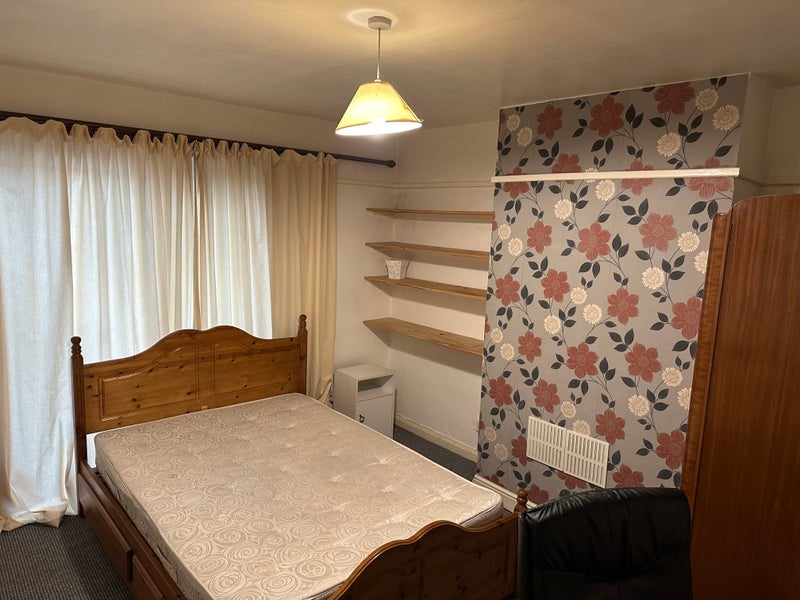 Room Mayville Avenue in Bristol