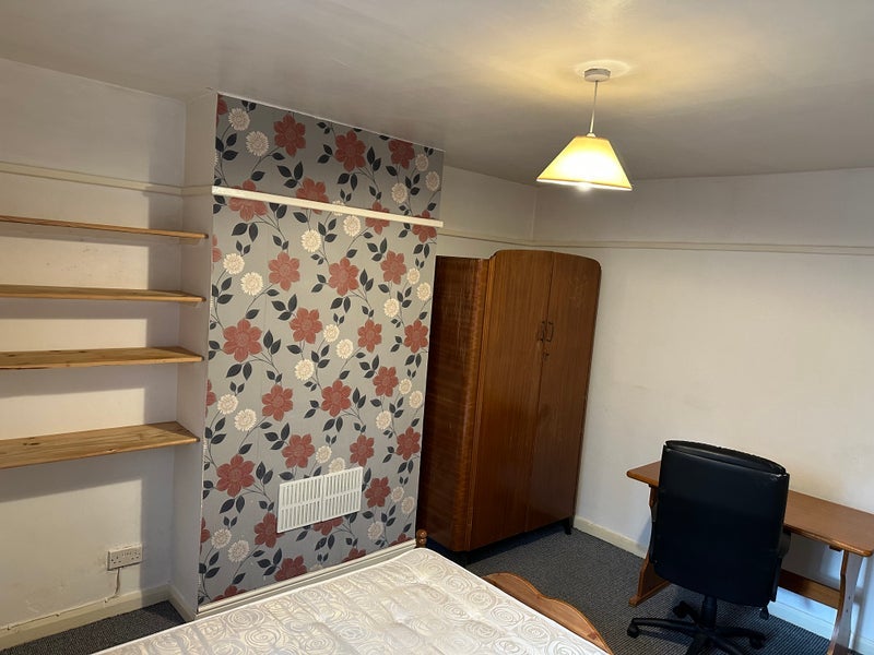 Room Mayville Avenue in Bristol
