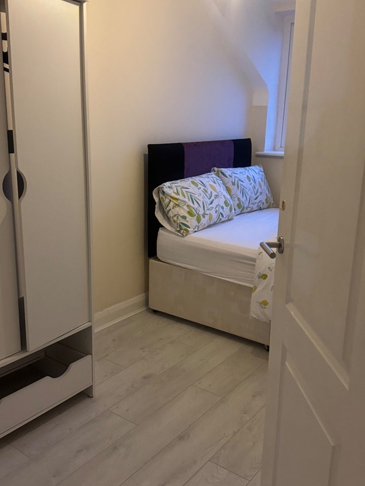 Room Blueberry Avenue in Manchester