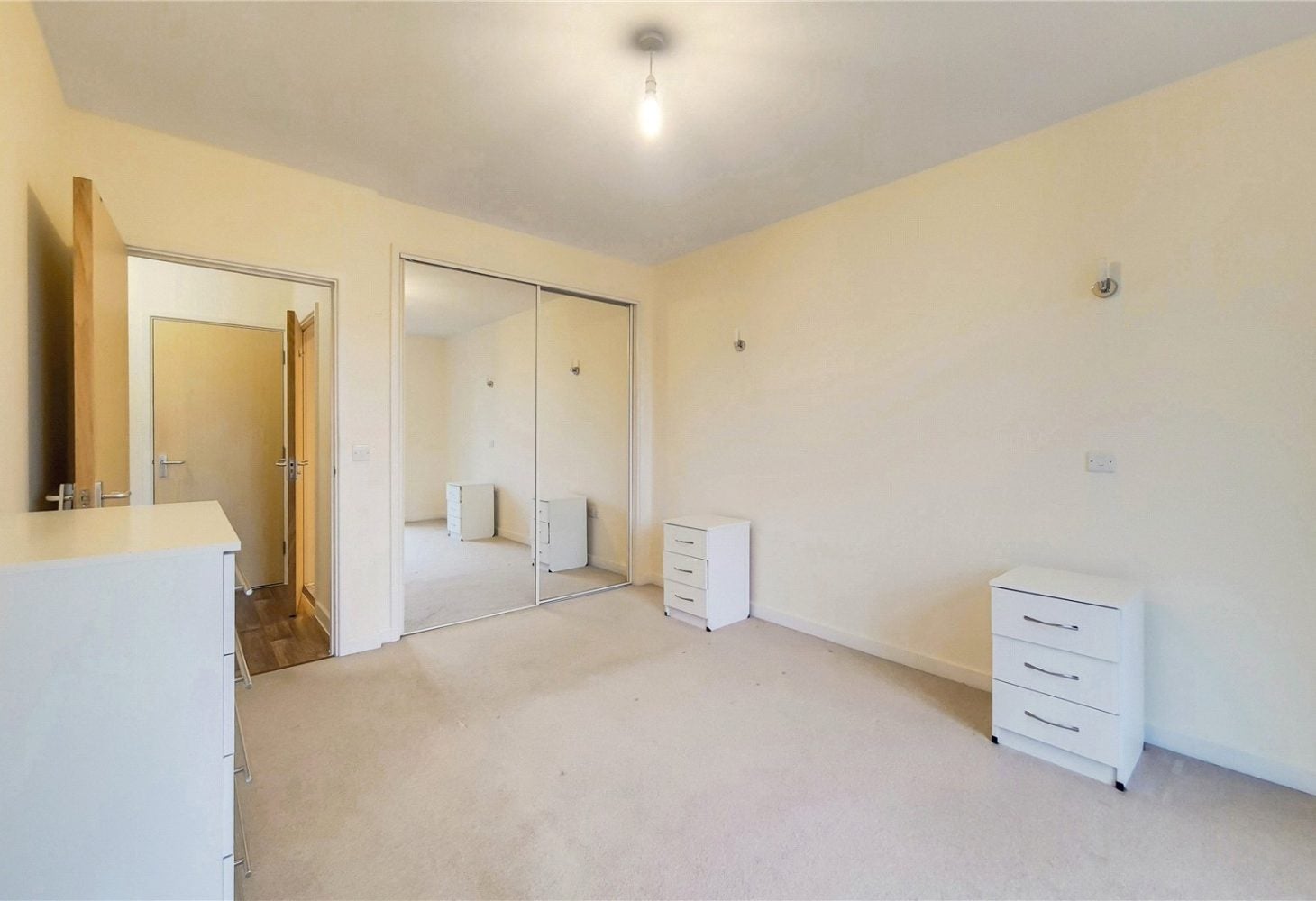 Flat Marlborough Drive in Bushey