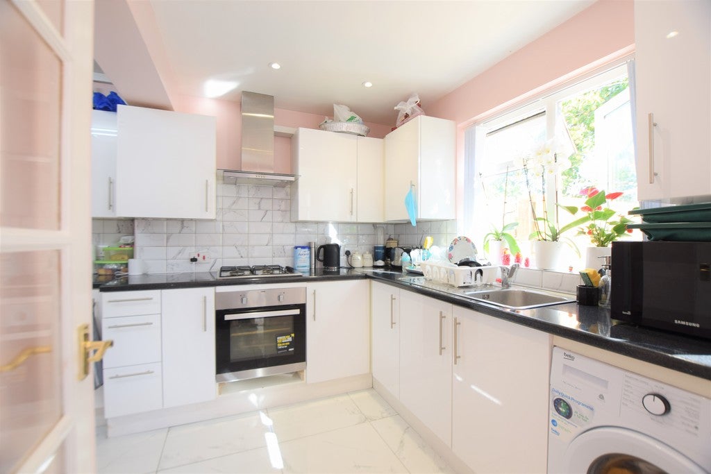 Flat Belvedere Avenue in Greater London