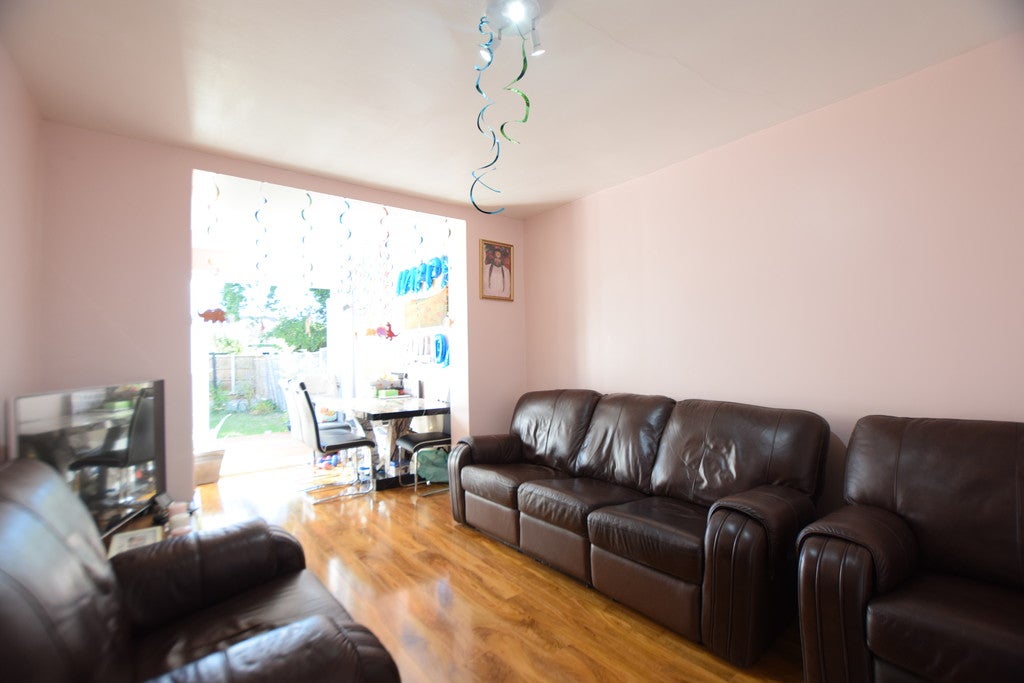 Flat Belvedere Avenue in Greater London