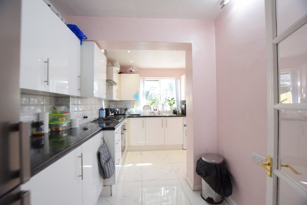Flat Belvedere Avenue in Greater London