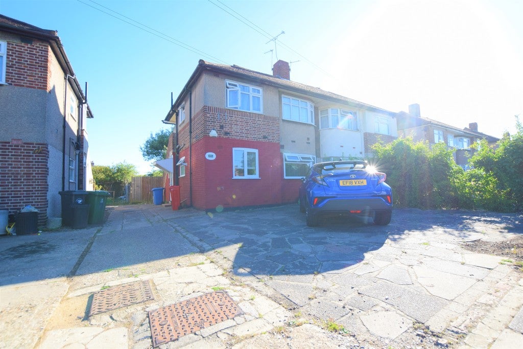 Flat Belvedere Avenue in Greater London