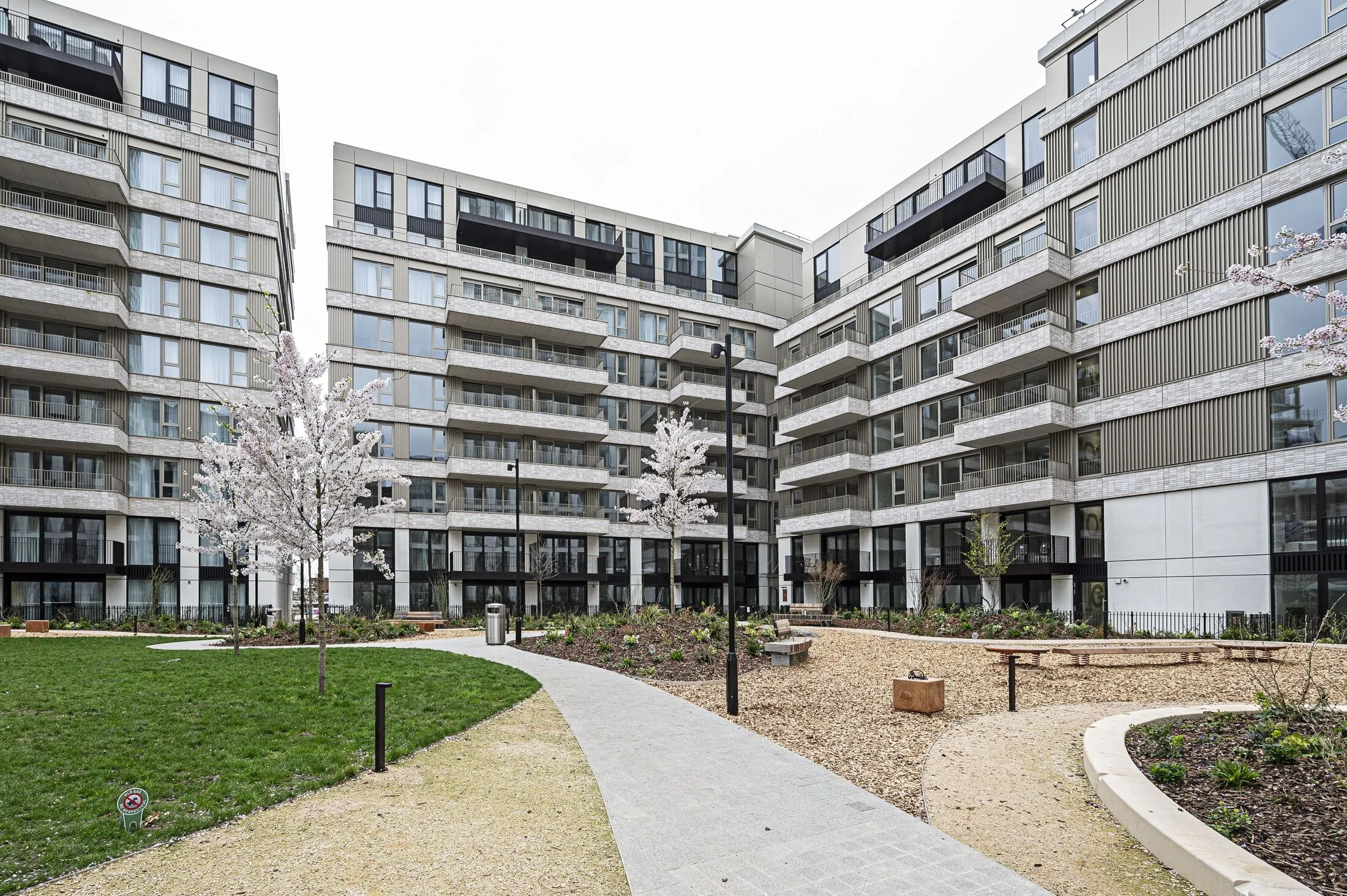 Flat Montfichet Road in Greater London