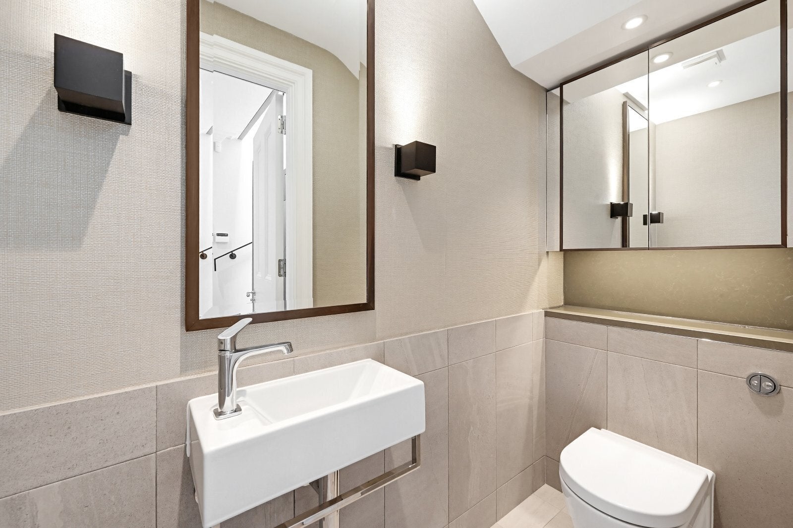 Flat Lowndes Street in Greater London