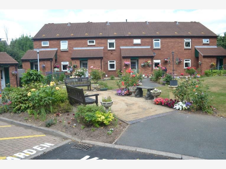 Flat Margaret Court in Telford