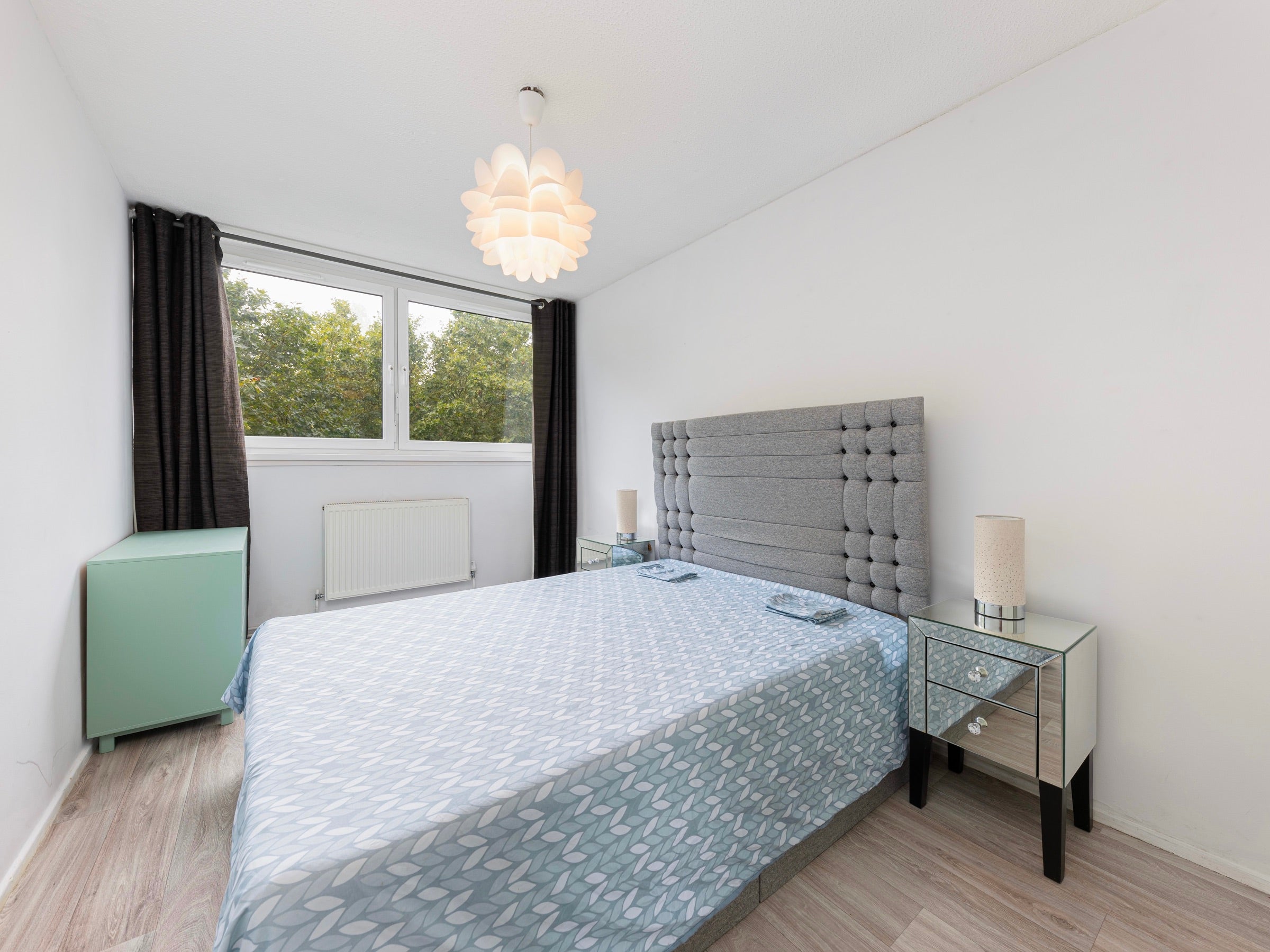 Flat Surrey Lane in Greater London