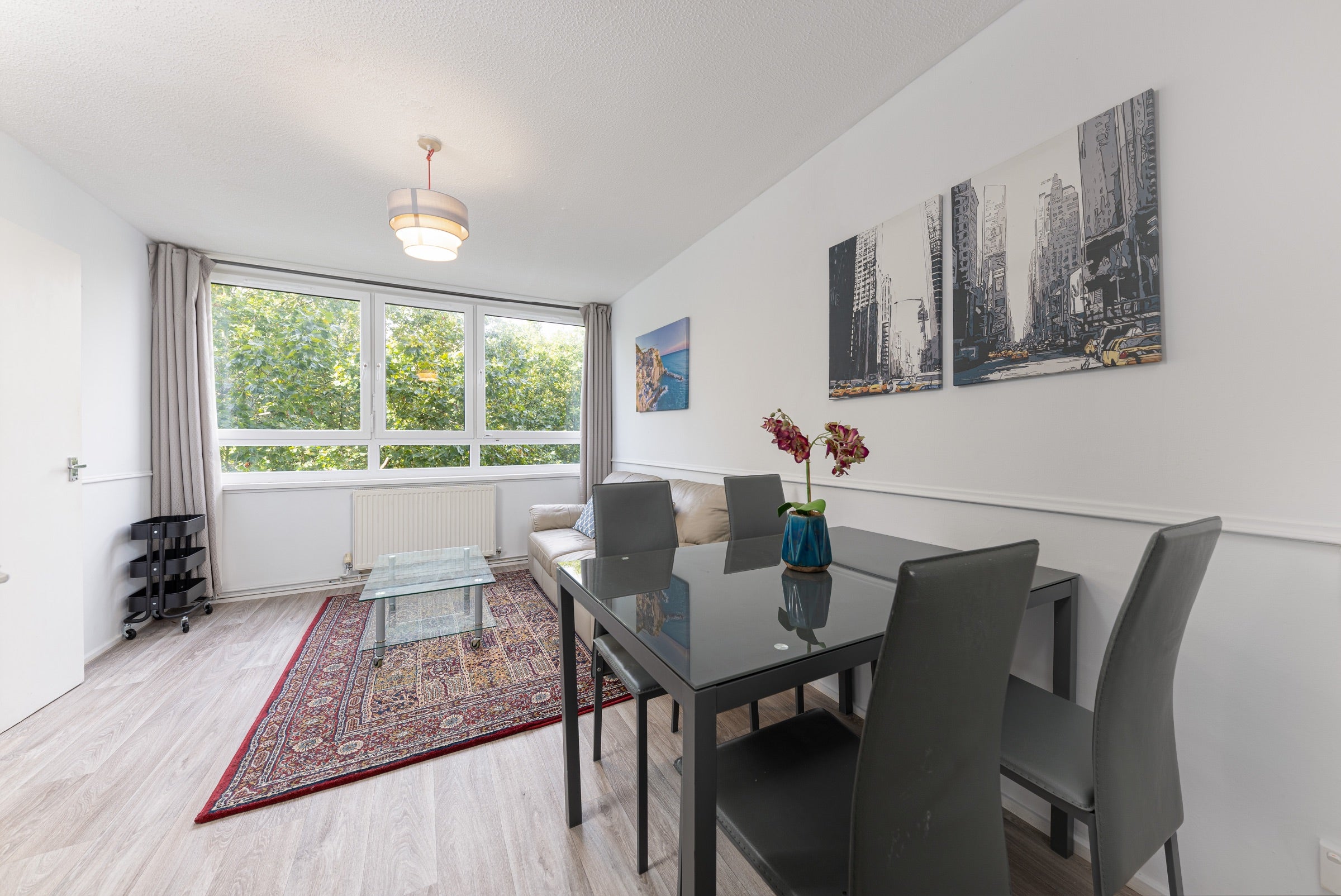 Flat Surrey Lane in Greater London