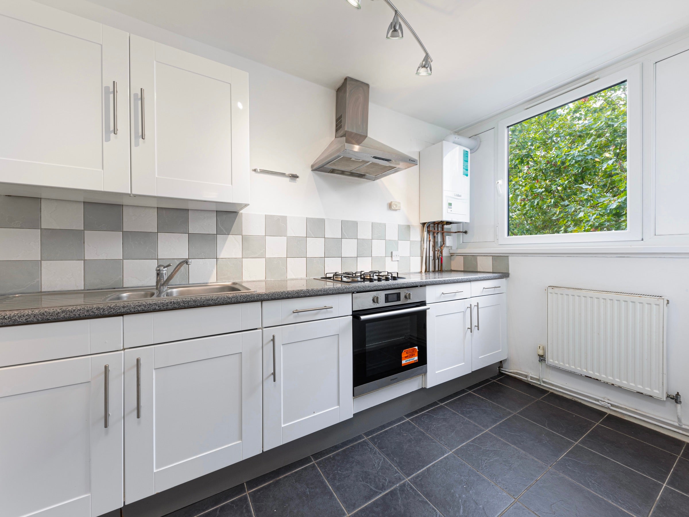 Flat Surrey Lane in Greater London
