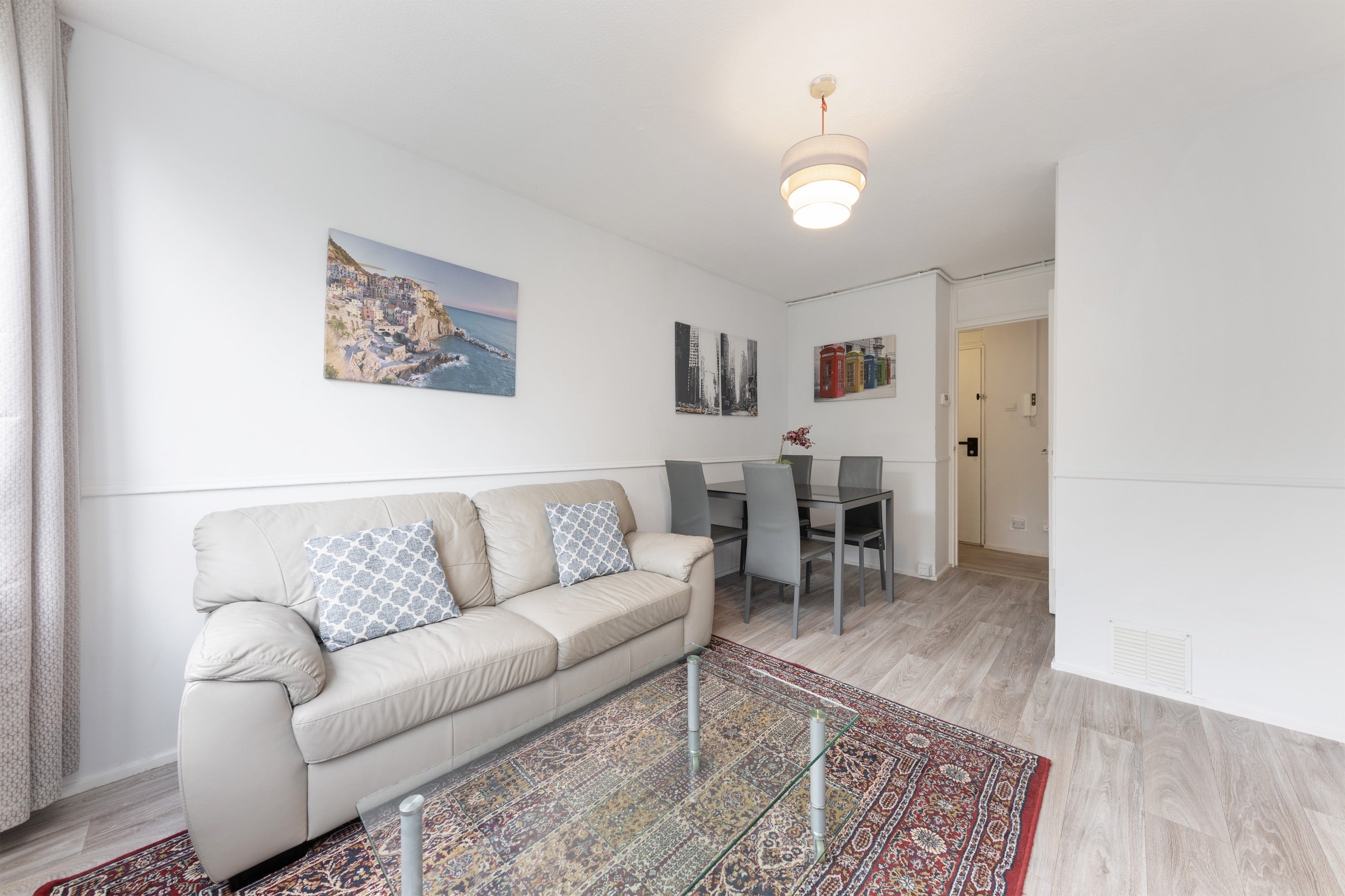 Flat Surrey Lane in Greater London