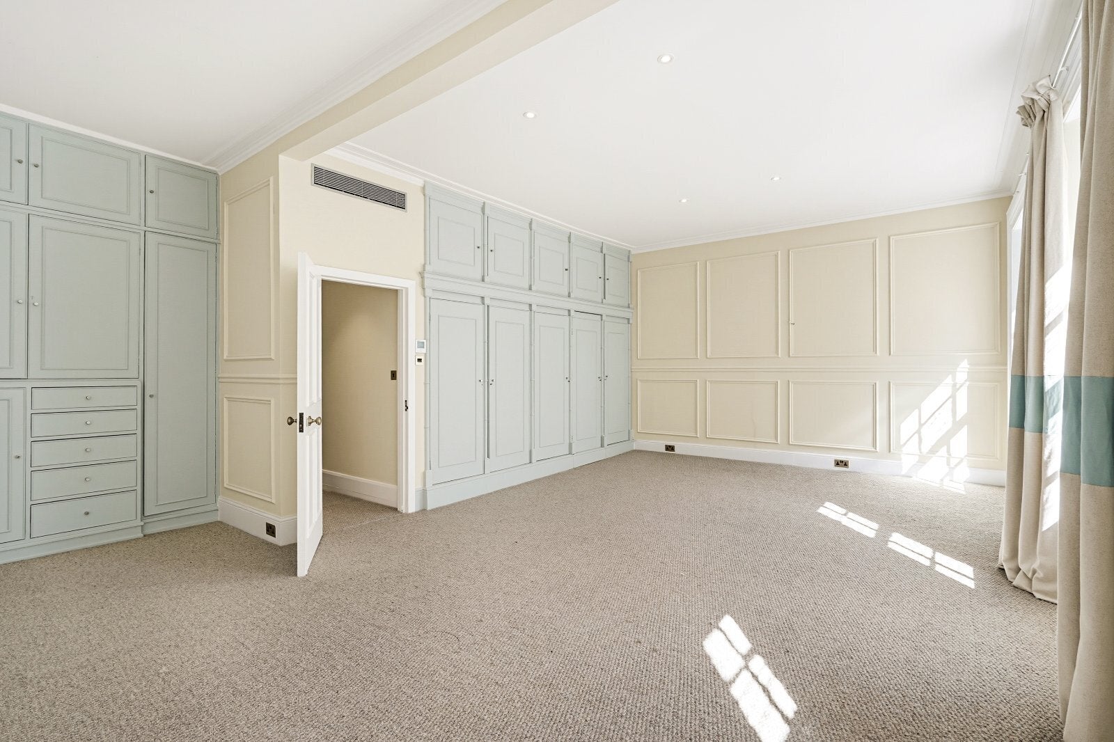 Flat Eaton Square in City of Westminster