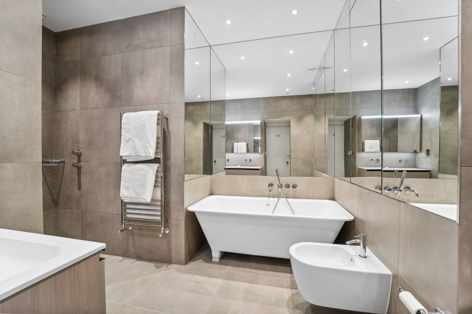 Flat Eaton Square in City of Westminster