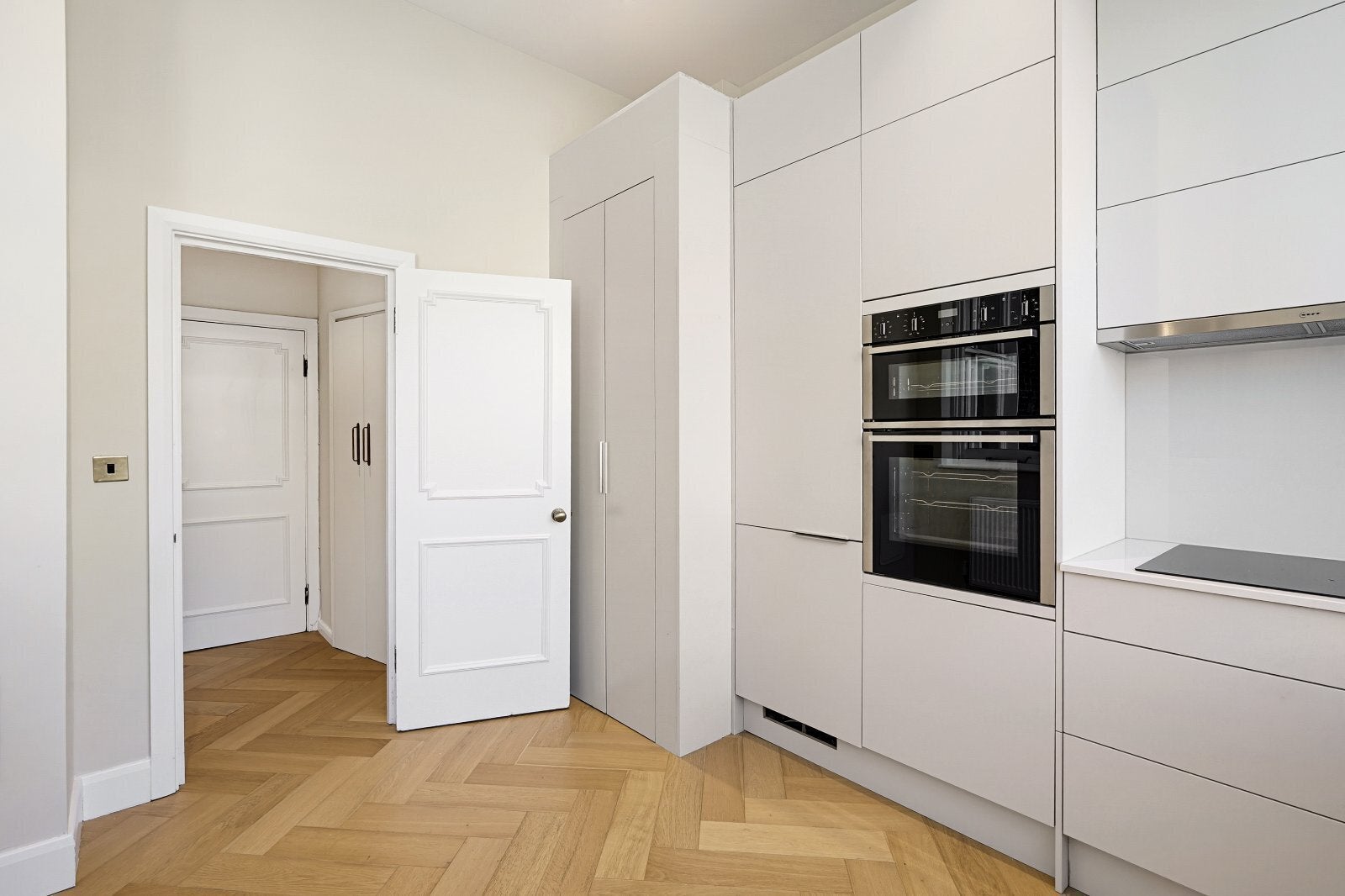 Flat Eaton Square in City of Westminster