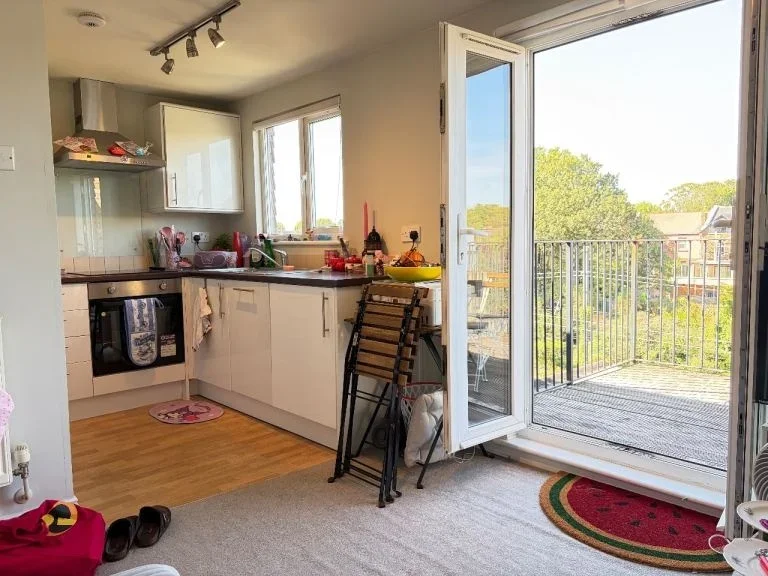 Flat Craven Avenue in Greater London